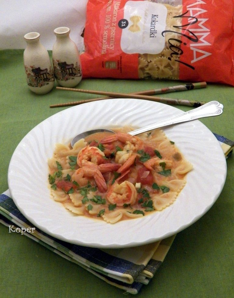 Ostra zupa z krewetkami i makaronem