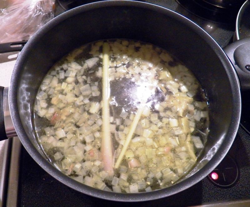 Ostra zupa z krewetkami i makaronem