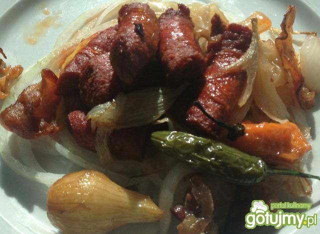 Ostre chiszpańskie chorizo z cebulką.