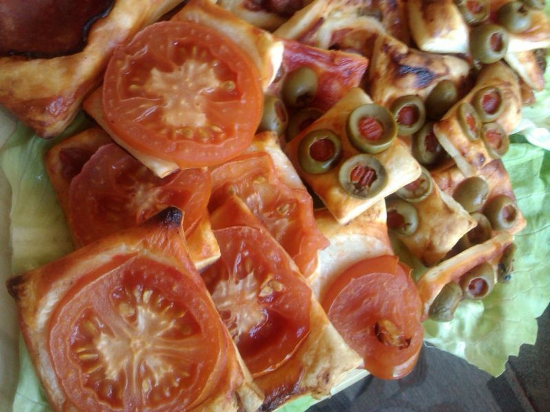 Ostre przekąski na francuskim cieście z oliwkami Ostre przekąski na francuskim cieście z oliwkami