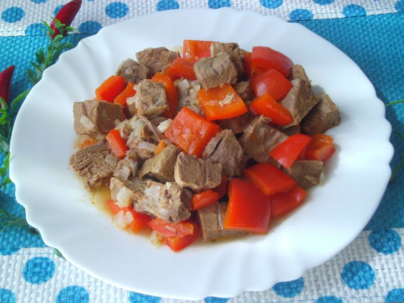 Ostry gulasz paprykowy z wołowiną