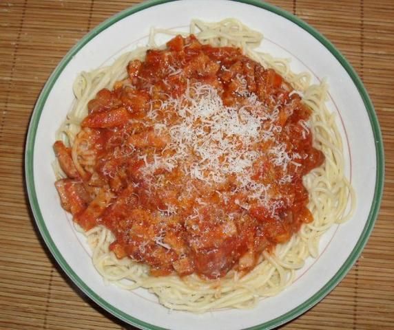 Ostry gulasz z kielbasy.