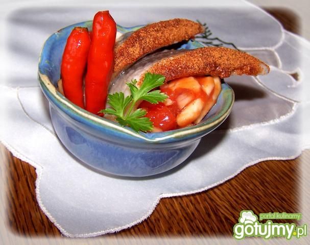 Ostry śledzik w łagodnej salsie.