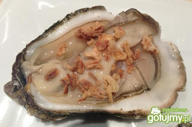 Ostrygi ze smażonym czosnkiem. Ostrygi ze smażonym czosnkiem.