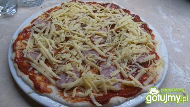 Oszczędna pizza na cienkim cieście