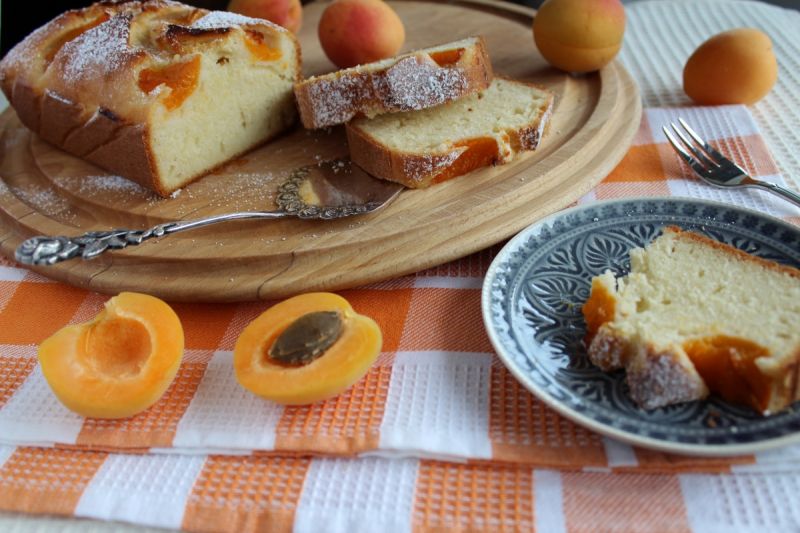 Oszczędne ciasto z morelami Oszczędne ciasto z morelami