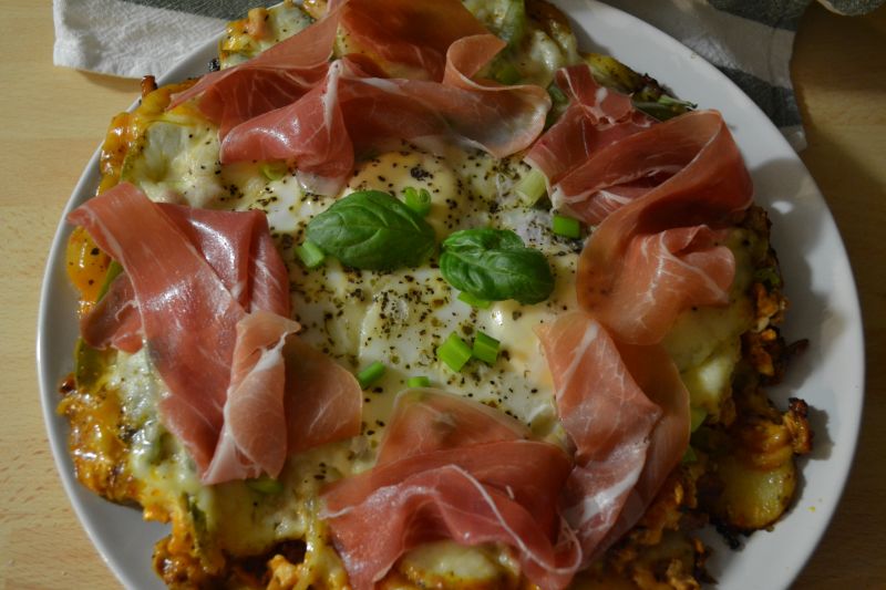 Oszukana pizza na ziemniakach z jajkiem