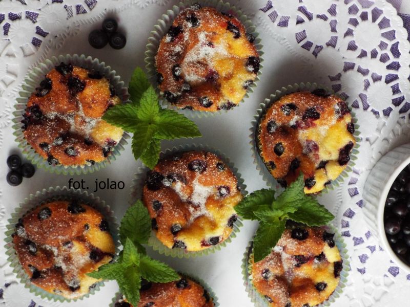 Oszukane mini serniczki z jagodami Oszukane mini serniczki z jagodami