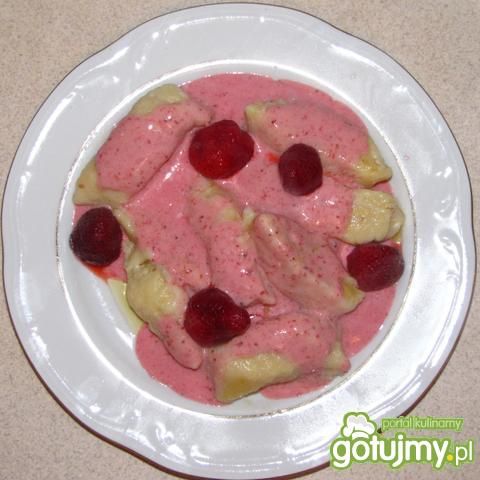 Otrębowe kluski w polewie truskawkowej