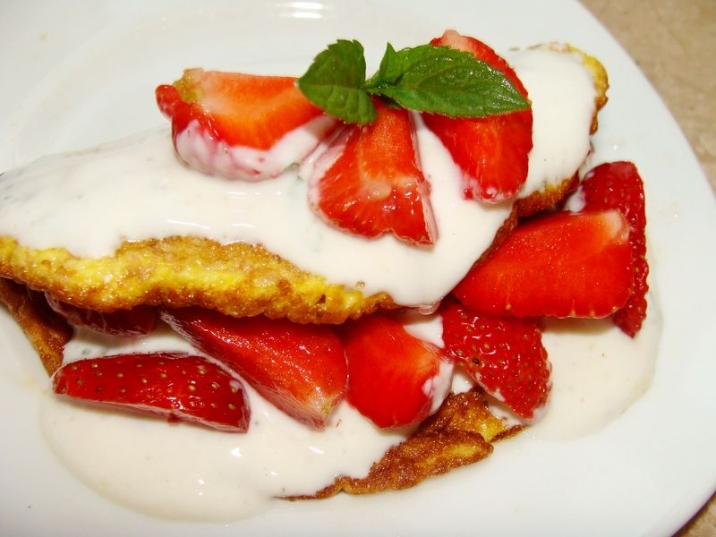 Otrębowy omlet z truskawkami