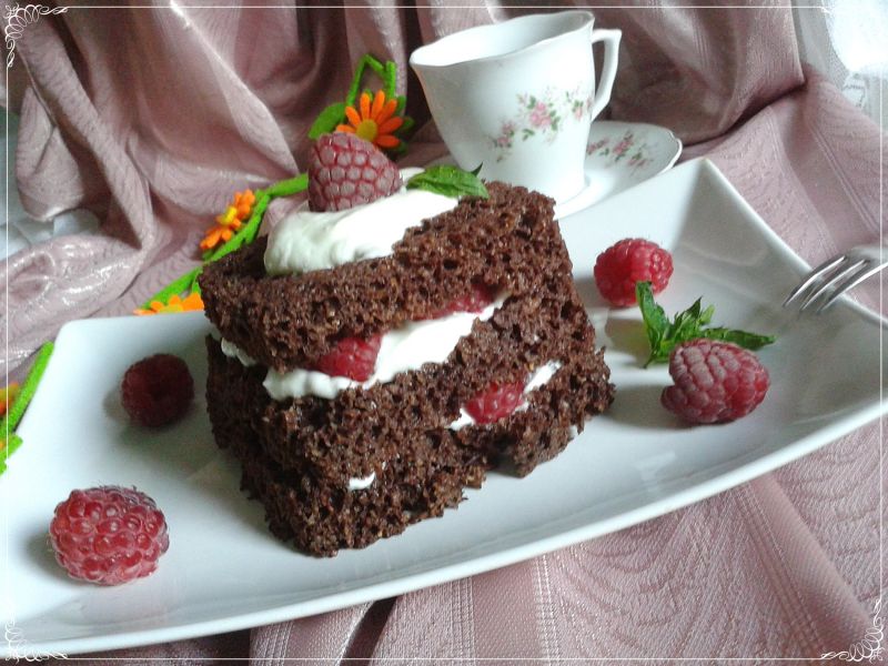 Otrębowy przekładaniec z mikrofali z malinami