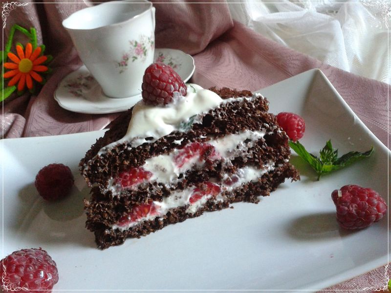 Otrębowy przekładaniec z mikrofali z malinami