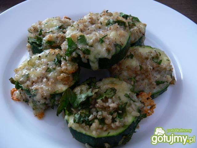 Otulona kaszą cukinia z piekarnika