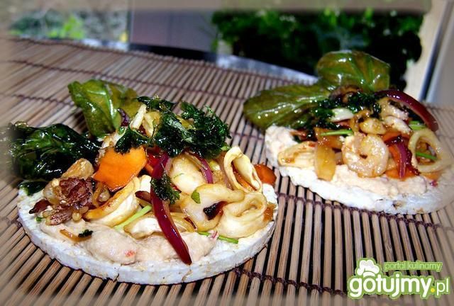 Owoce morza na pikantnym tofu  na waflu. Owoce morza na pikantnym tofu  na waflu.