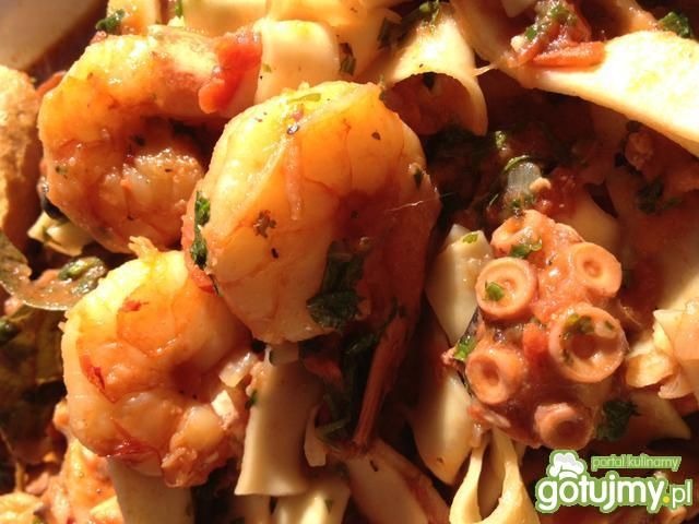 Owoce morza z włoskim makaronem