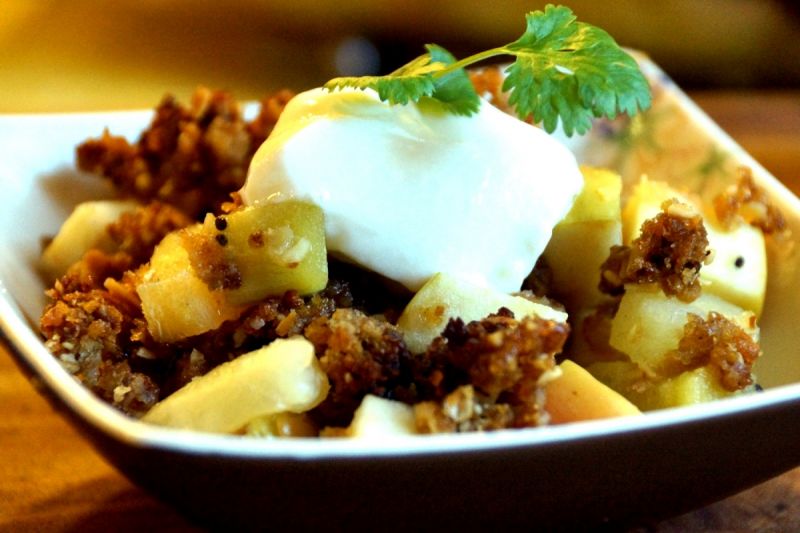 Owoce pod miodowo-chlebową kruszonką 