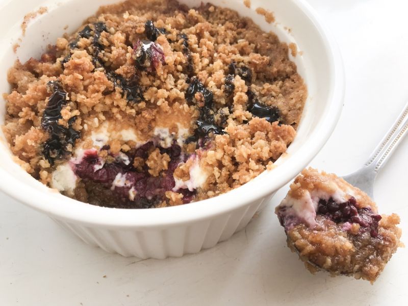 Owoce z ciasteczkami i czekoladą w kokilkach