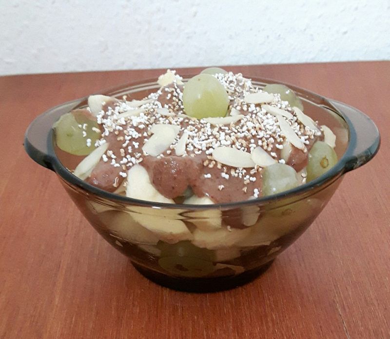 Owoce z polewa migdalowo-czekoladowa bez cukru.