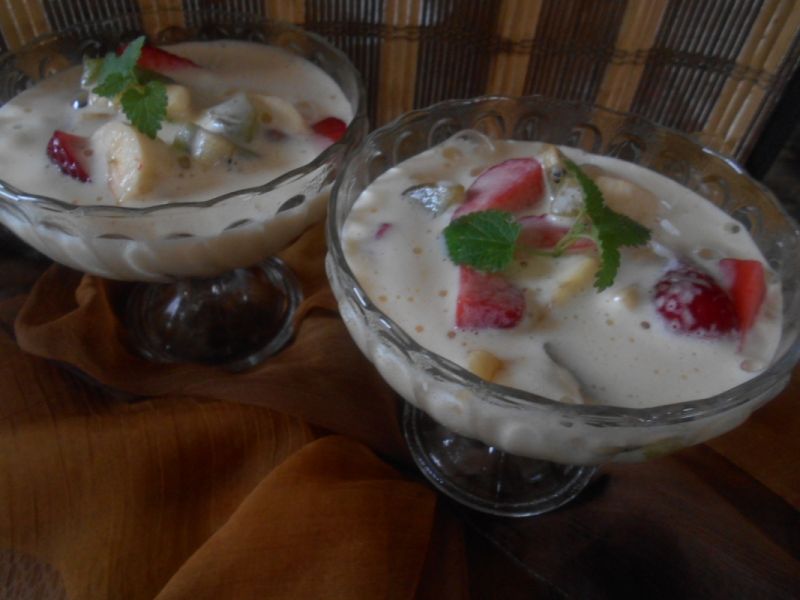 Owoce z sosem jajeczno-karmelowym