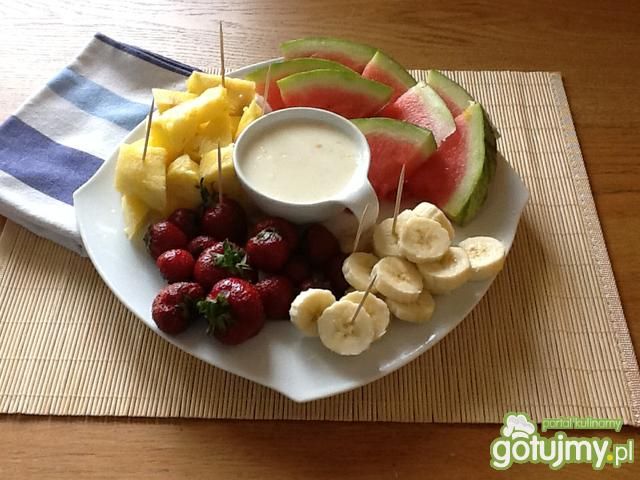 Owoce z sosem jogurtowym z nutką cytryny