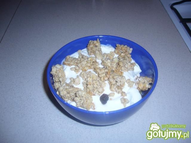 Owocowa miseczka z jogurtem i crunchami.