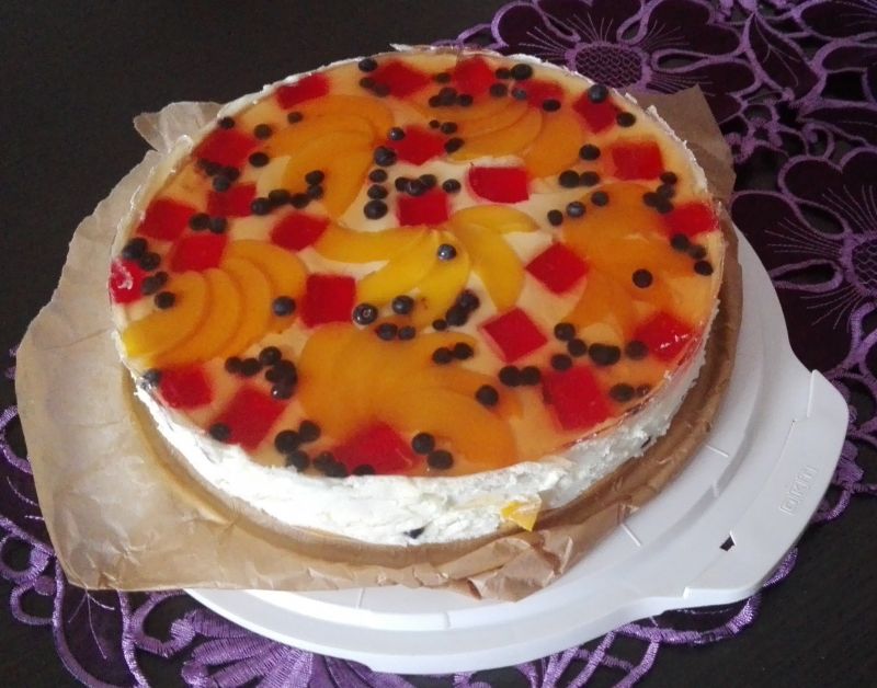 Owocowa pianka z owocami na biszkoptach