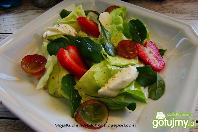 Owocowa sałata z mozzarellą  Owocowa sałata z mozzarellą