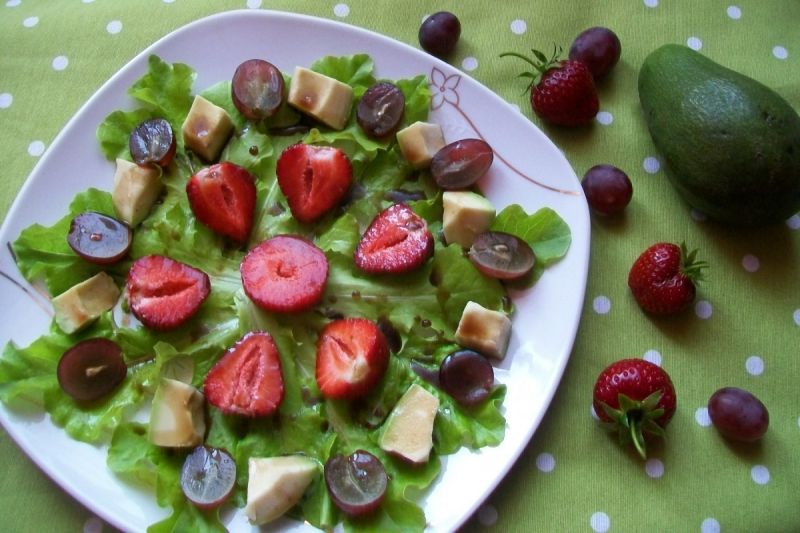 Owocowa sałatka na sałacie Owocowa sałatka na sałacie