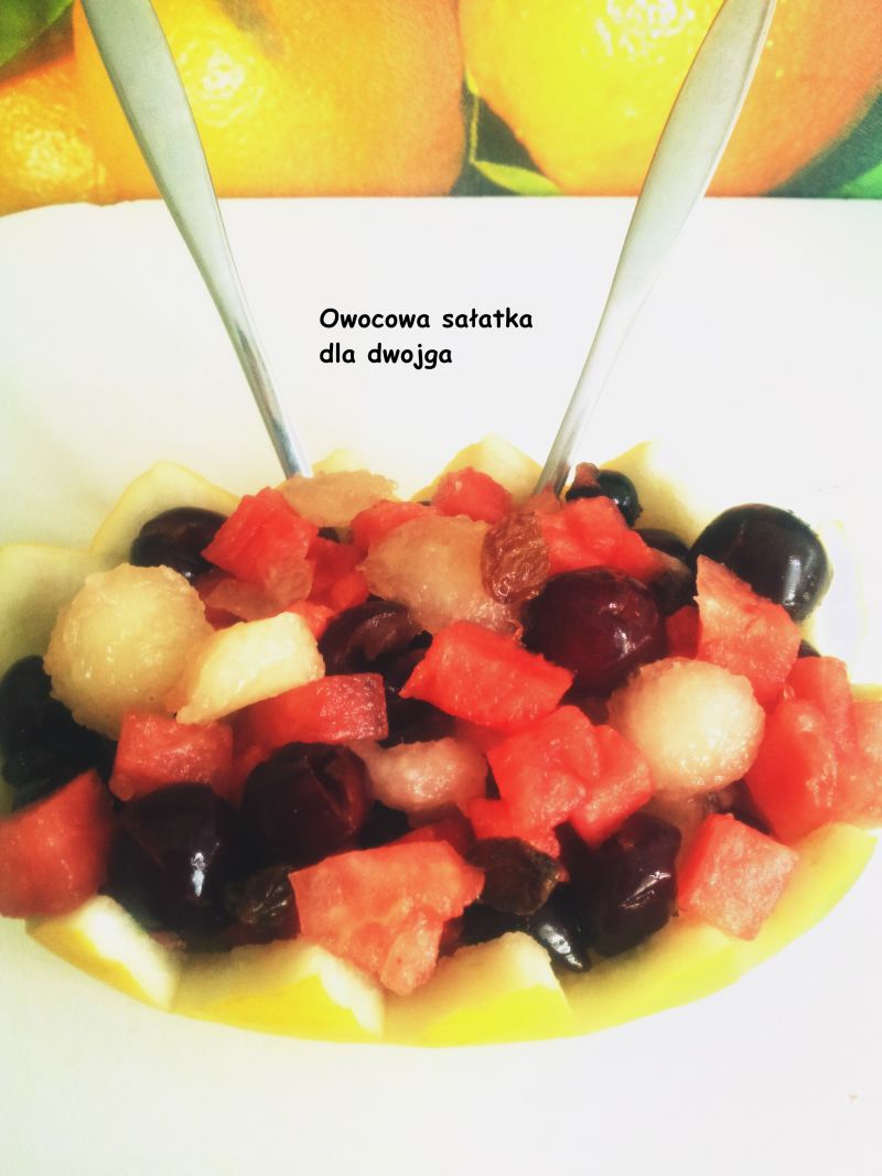Owocowa sałatka w sosie własnym dla dwojga.