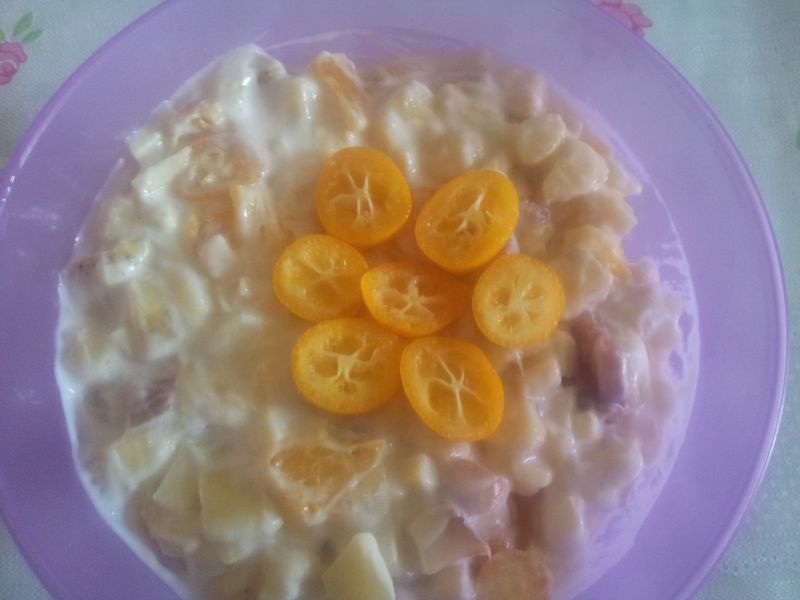 Owocowa sałatka z bananem, brzoskwinią i kumkwatem