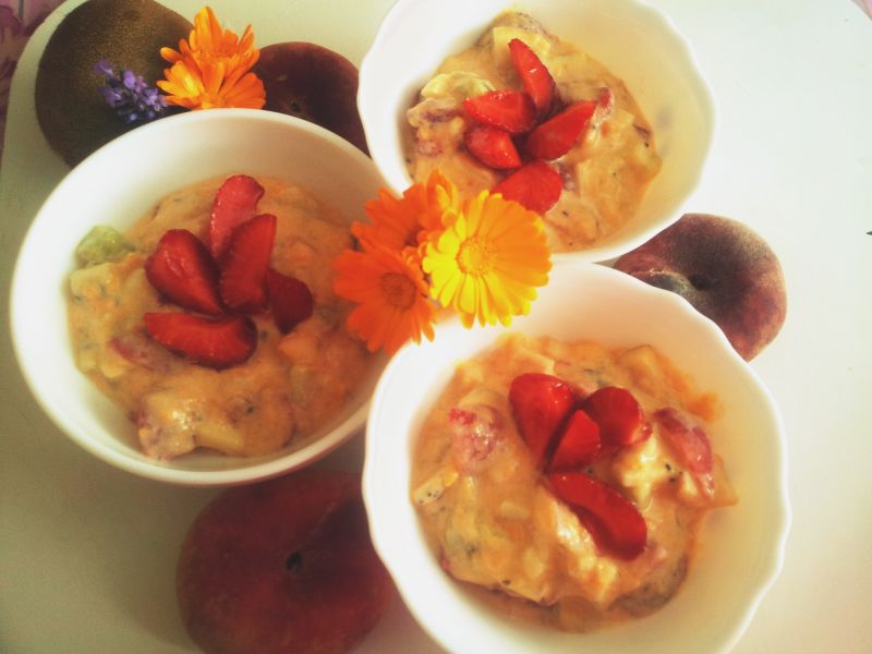 Owocowa sałatka z batatem i truskawkami 