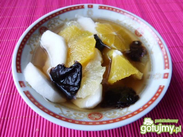 Owocowa sałatka z białym winem