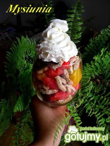 Owocowa sałatka z błonnikiem