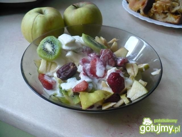 Owocowa sałatka z daktylami Owocowa sałatka z daktylami