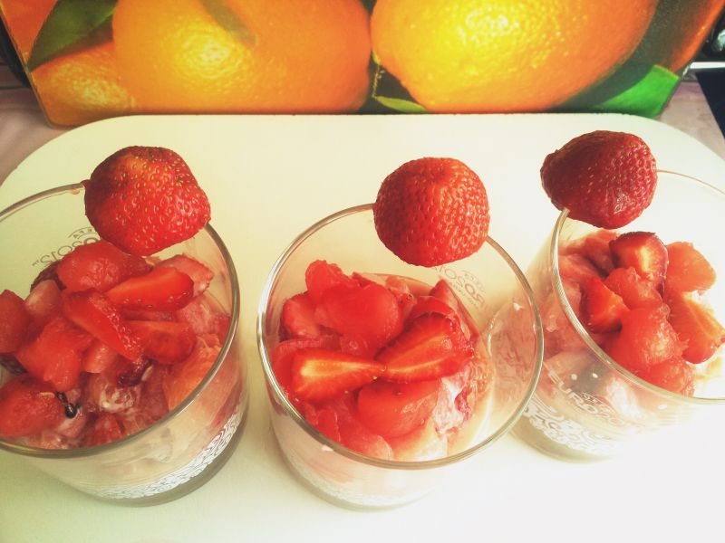 Owocowa sałatka z grejpfruta, truskawek i arbuza