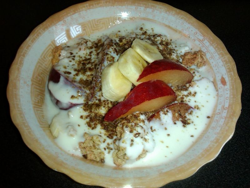 Owocowa sałatka z jogurtem i siemieniem lnianym