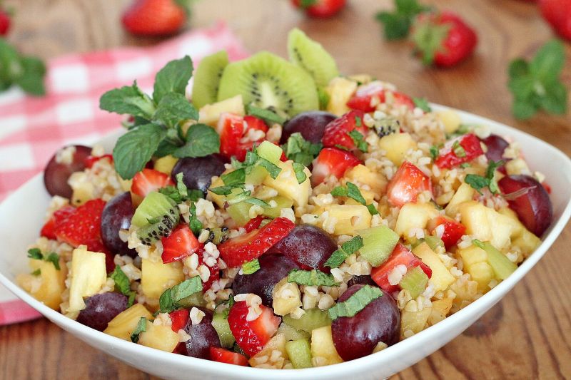 Owocowa sałatka z kaszą bulgur