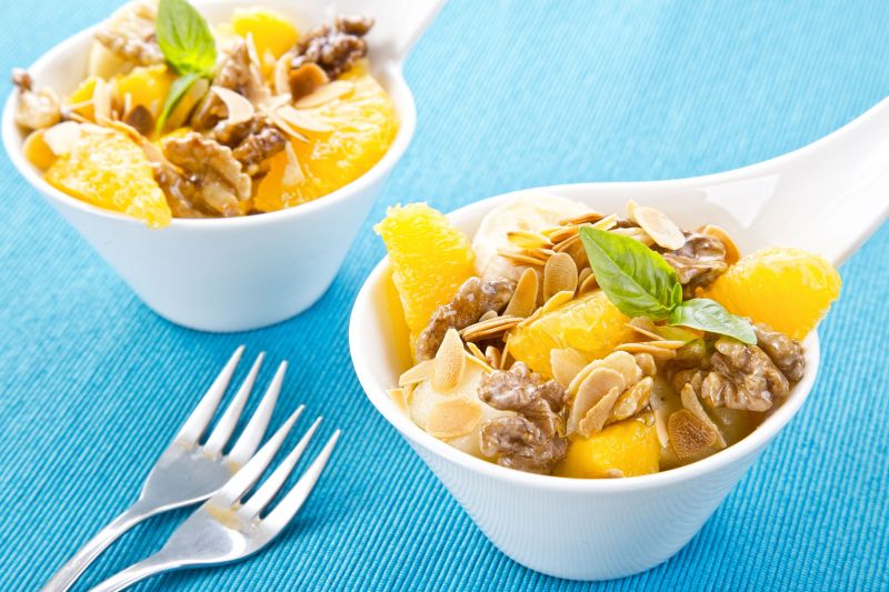 Owocowa sałatka z kruszonką miodowo-orzechową