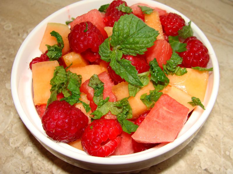 Owocowa sałatka z malinami Owocowa sałatka z malinami