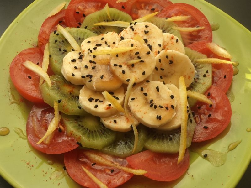 Owocowa sałatka z pomidorem na ostro z czarnuszką Owocowa sałatka z pomidorem na ostro z czarnuszką