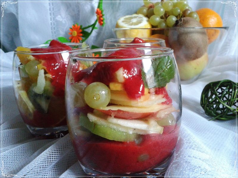 Owocowa sałatka z truskawkowym sosem