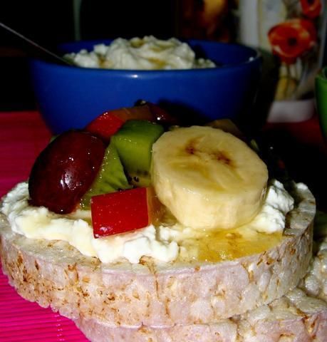 Owocowa salsa na twarożkowej kołderce