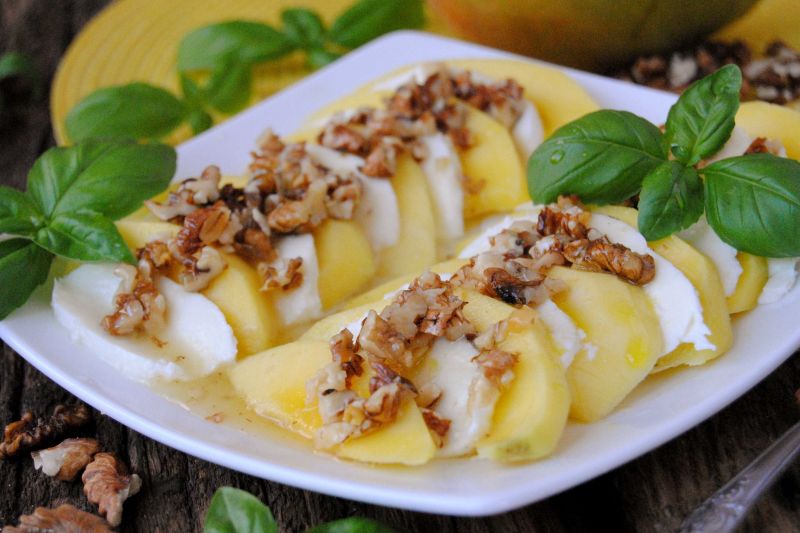 Owocowe caprese z mango