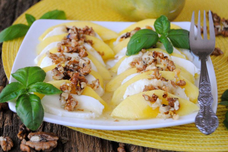 Owocowe caprese z mango