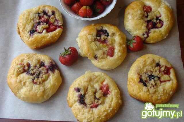 Owocowe drożdżówki 