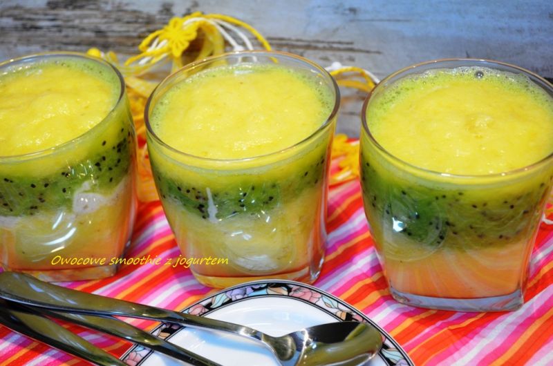 Owocowe smoothie z jogurtem 