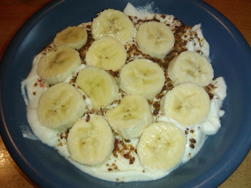 Owocowe śniadanie z truskawkami i bananami 