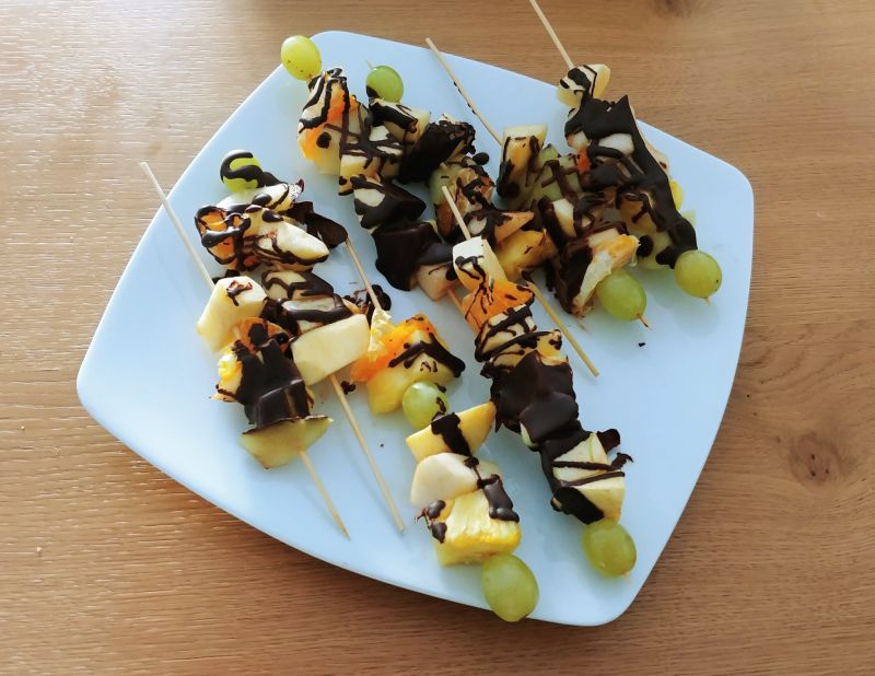 Owocowe szaszłyki z gorzką czekoladą