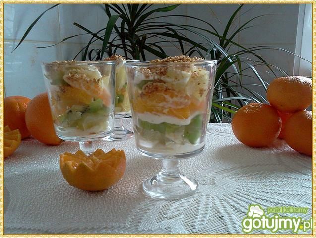 Owocowo-cytrusowy pucharek z bitą śmiet.