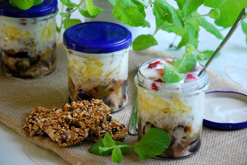 Owocowo-jogurtowe śniadanie w słoiku